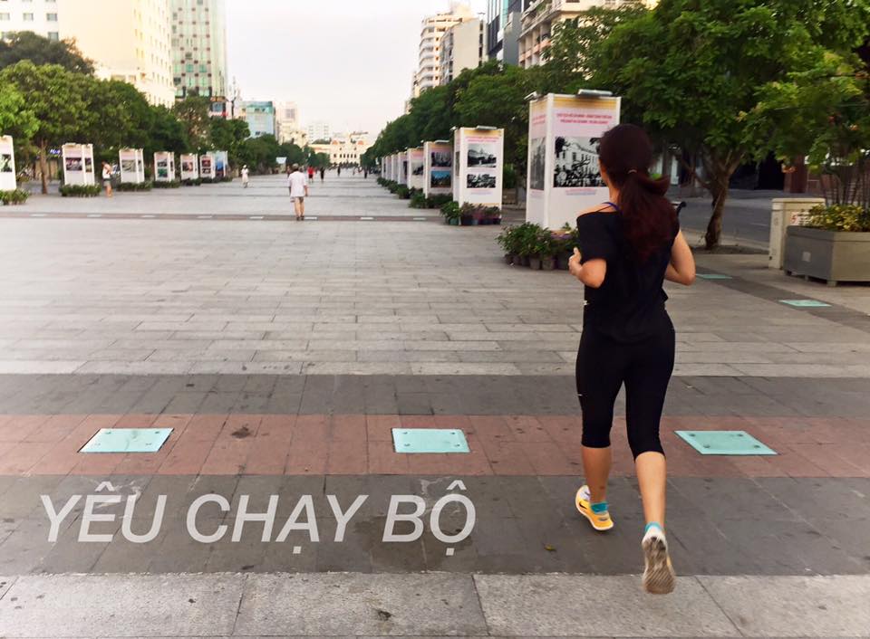 Buổi sáng là thời điểm tốt nhất trong ngày để các bạn chạy bộ và tâp yoga
Trong hình là mình đó! Vợ của Admin Yeuchaybo ;)
