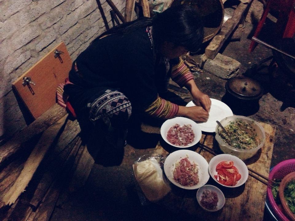 Hai vợ chồng chủ nhà đang chuẩn bị bữa tối cho tụi mình