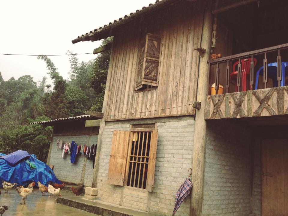 Cuối cùng 2 đứa cũng đến được nhà dân nghỉ chân.