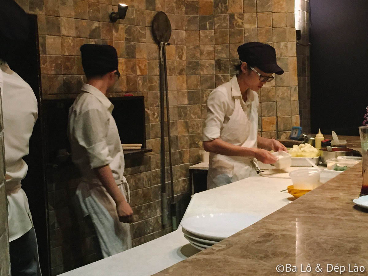 Phô mai dẻo được ngắt ra rải đầy mặt bánh.