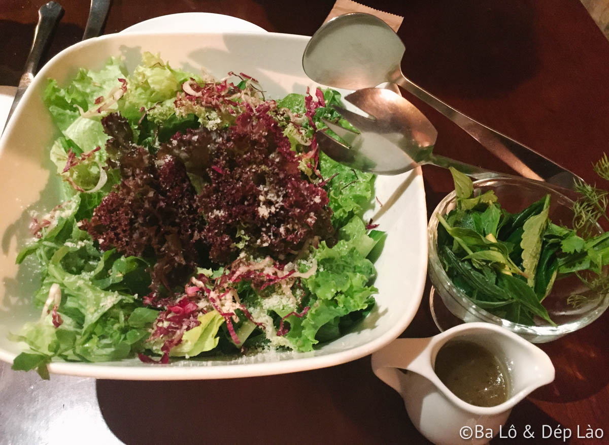 Green Salad với nước sốt mật ong mù tạt cực kì ngon .