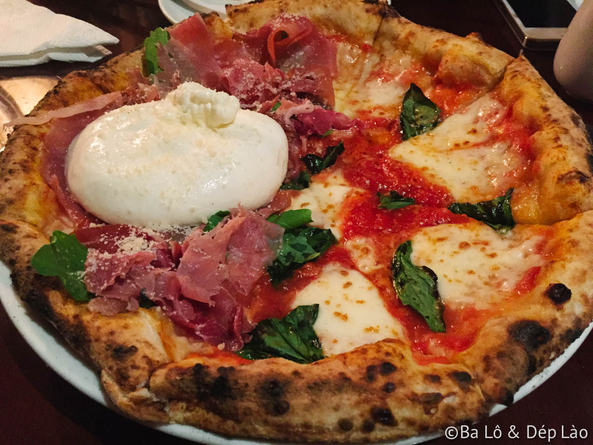Pizza kết hợp theo yêu cầu của thực khách ;) Mình chọn một nửa loại mắc nhất và nửa còn lại rẻ nhất. Bên nào cũng ngon <3