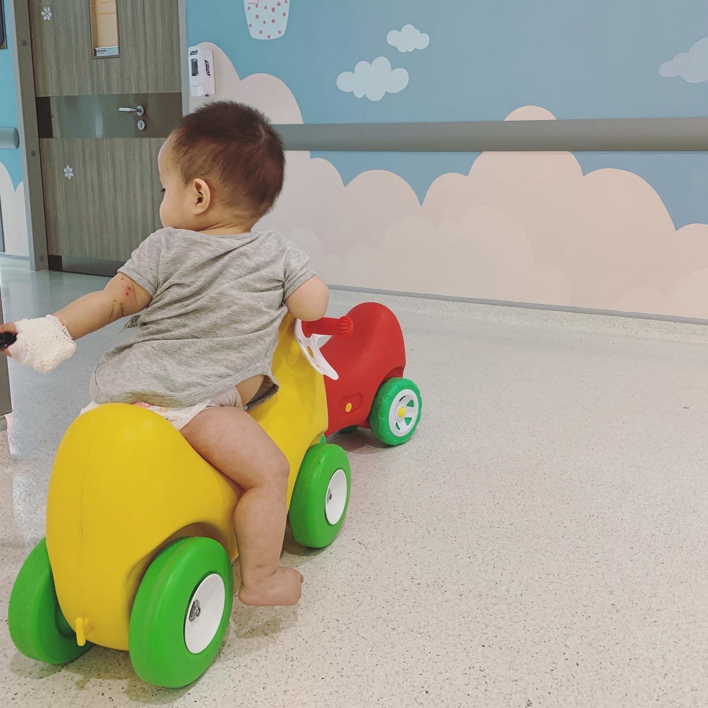 Tự bé cũng tìm niềm vui khi bị đau <3