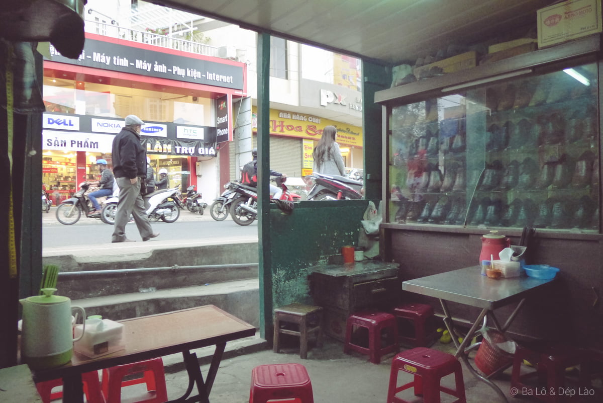 Tiệm bánh căn cũng là tiệm đóng giày từ lâu đời