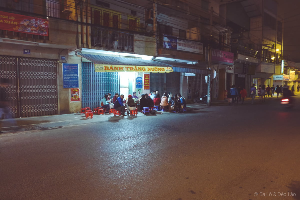 Lúc nào cũng nghẹt người bu xung quanh hàng bánh