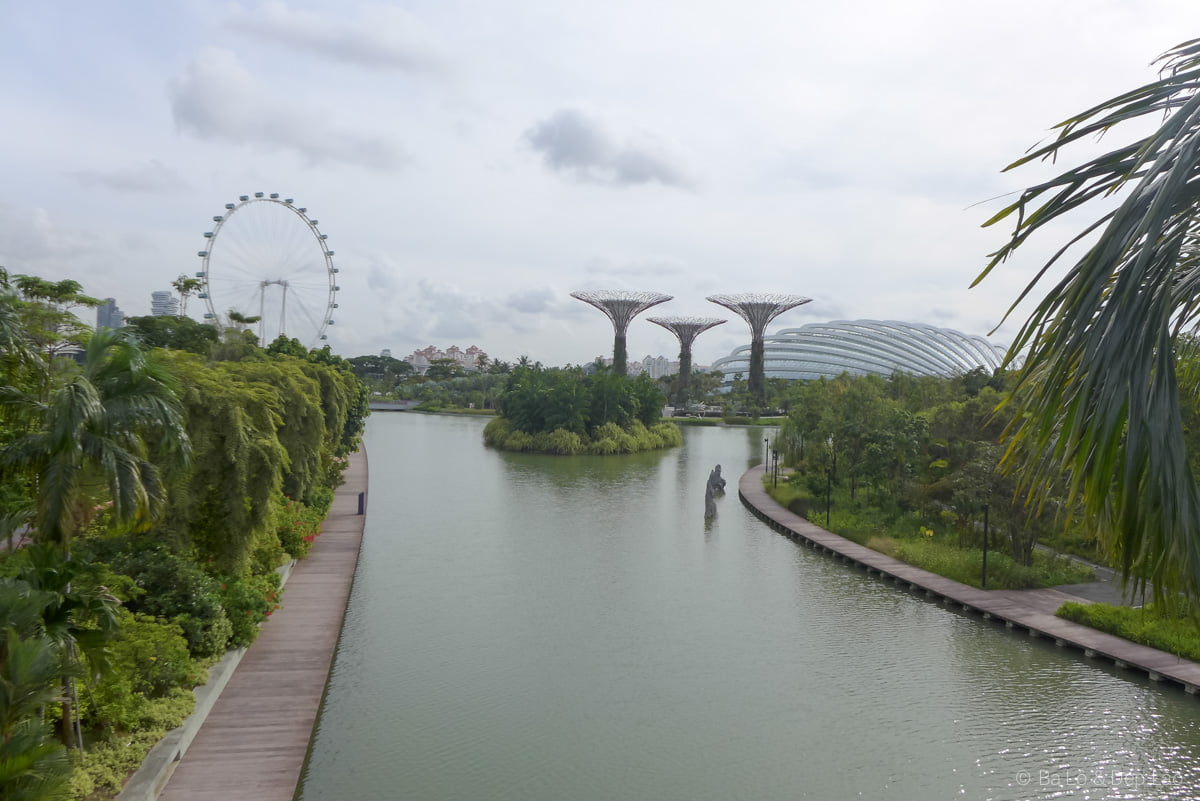 Một góc Gardens By The Bay, xa xa là Flower Dome