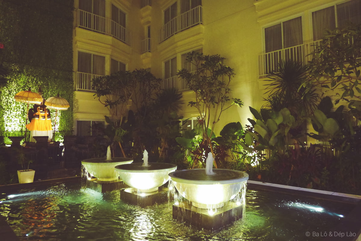 Khu vực vòi phun nước bên trong Holiday Inn Express Kuta Square