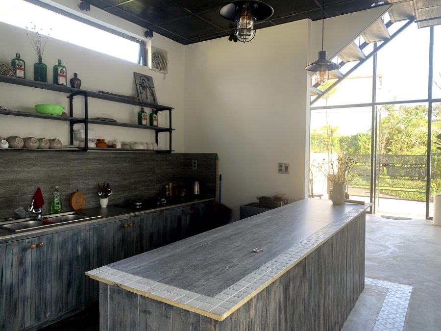 Khu vực nhà bếp đối diện phòng ngủ
