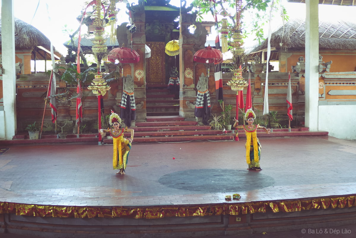Nghệ sĩ Kich wayang wong mặc trang phục rực rỡ và đeo mặt nạ truyền thống
