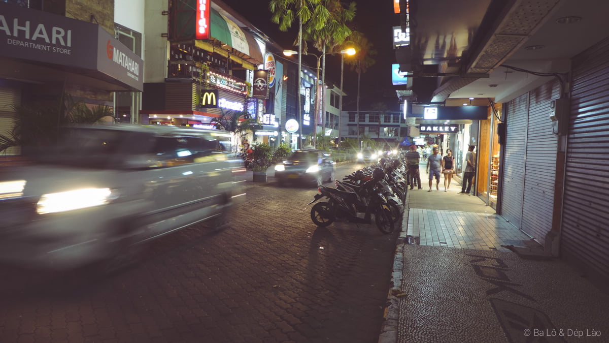 Kuta về đêm sôi động náo nhiệt với vô số nhà hàng, quán bar, shopping mall