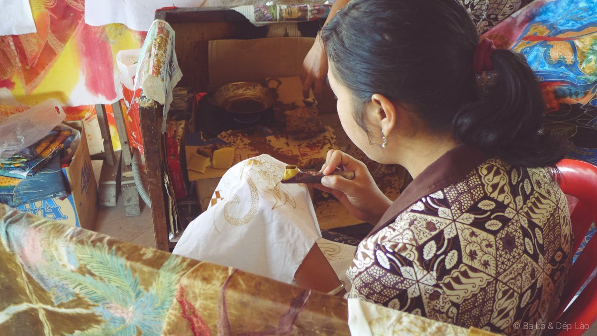 Làng dệt vải Batik - các nghệ nhân tinh xảo vẽ hình trên vải bằng dụng cụ thủ công