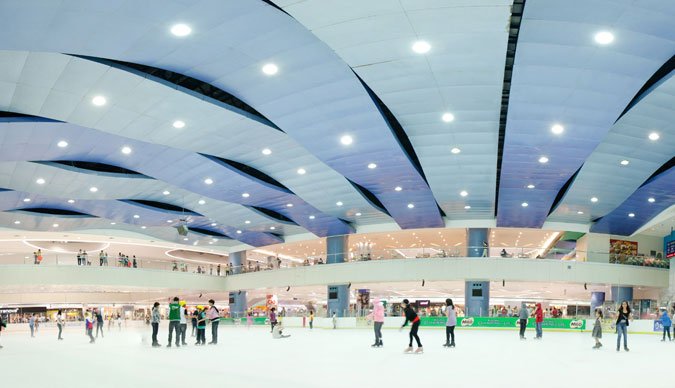 Sân trượt băng khổng lồ giữa mall