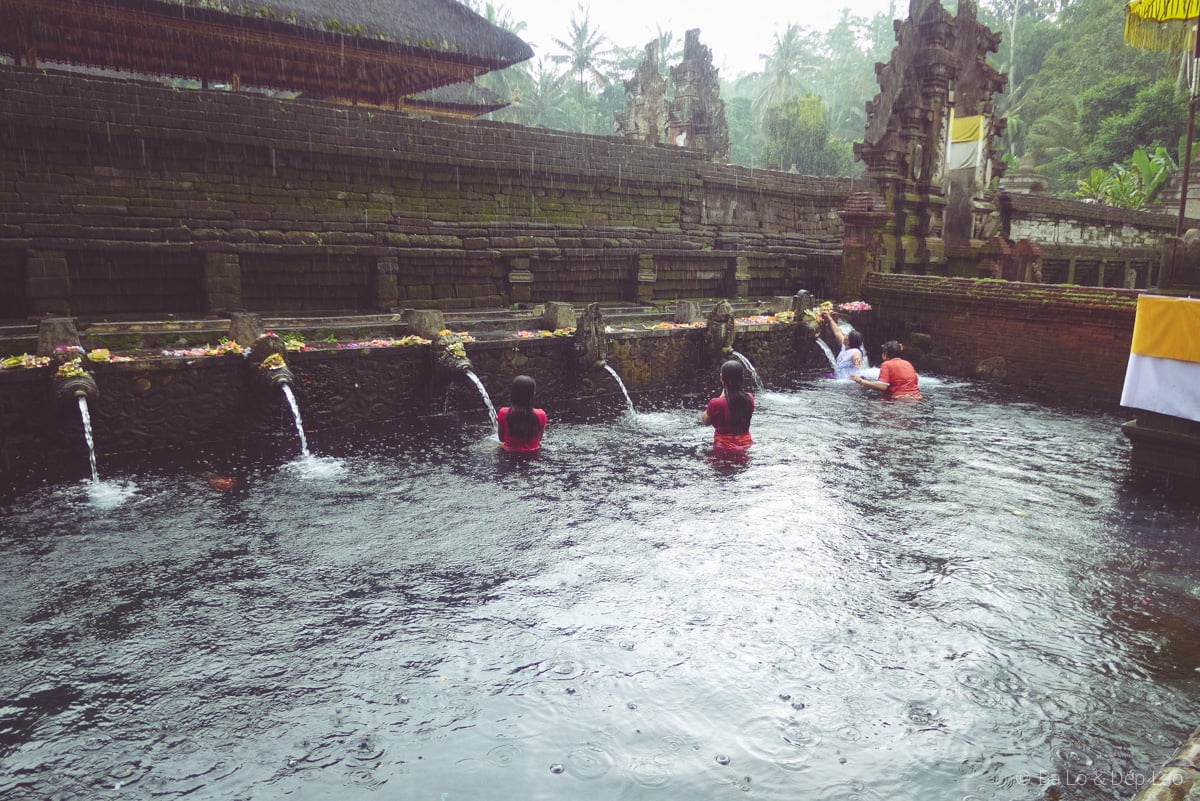Các tín đồ Hindu đang tắm suối để cầu an và rửa sạch bện tật