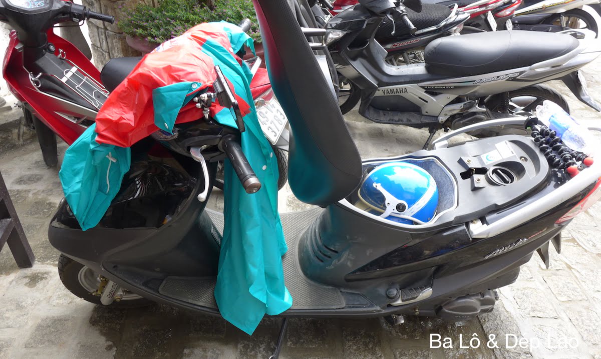 Áo mưa đi kèm rất tiện để vi vu trong những cơn mưa phùn bất chợt ở Đà Lạt