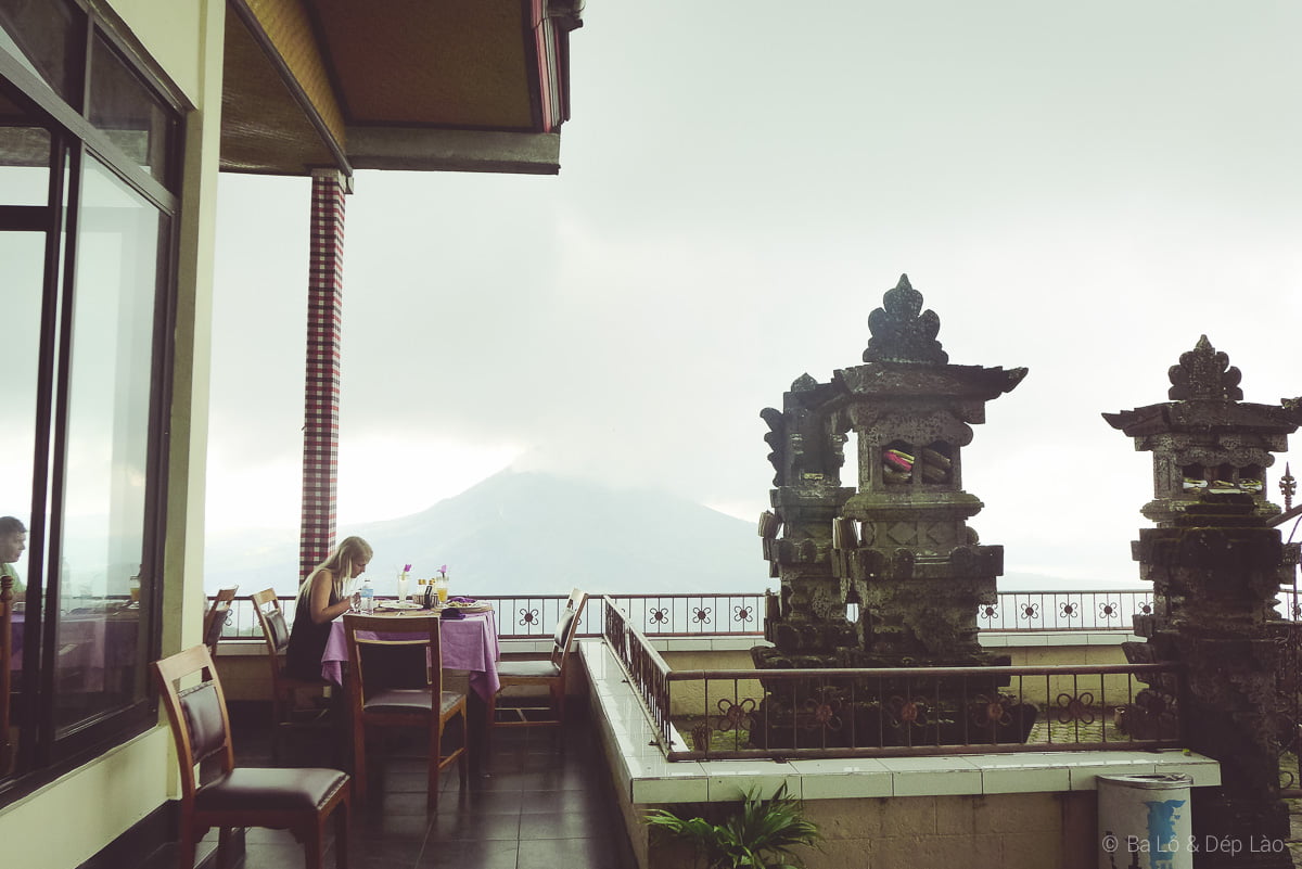 View từ nhà hàng mình dùng bữa hướng thẳng ra núi lửa Kintamani