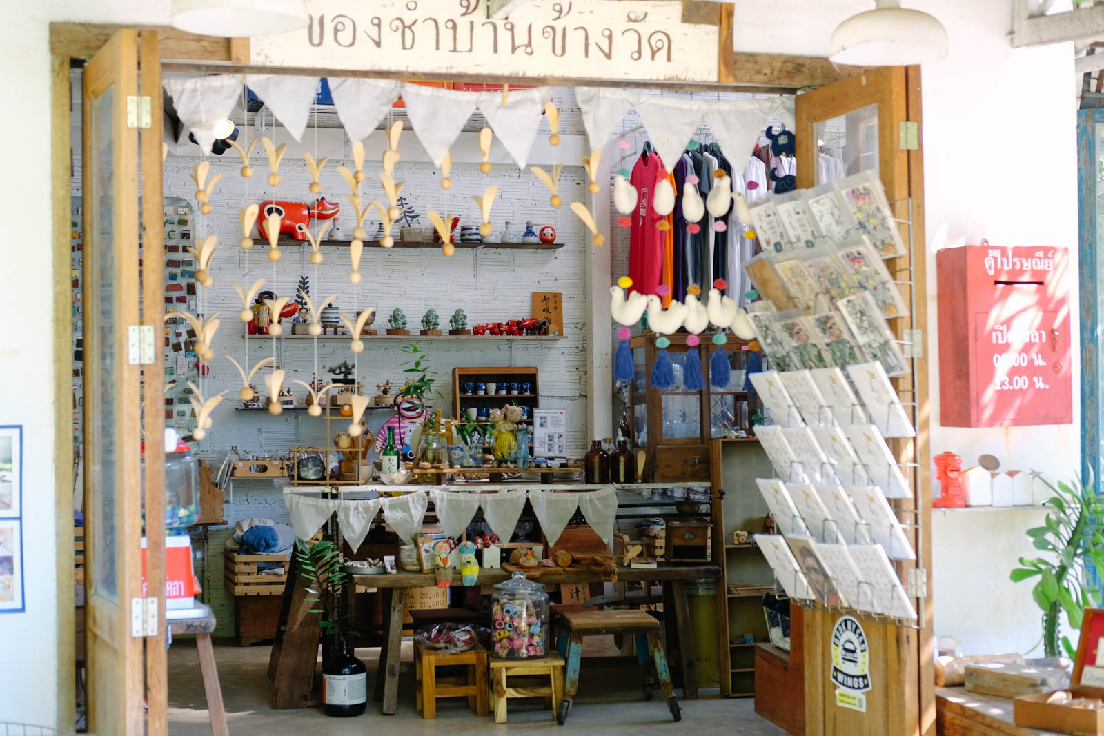Vô số cửa hàng lưu niệm bày bán các mặt hàng nghệ thuật thủ công đáng yêu