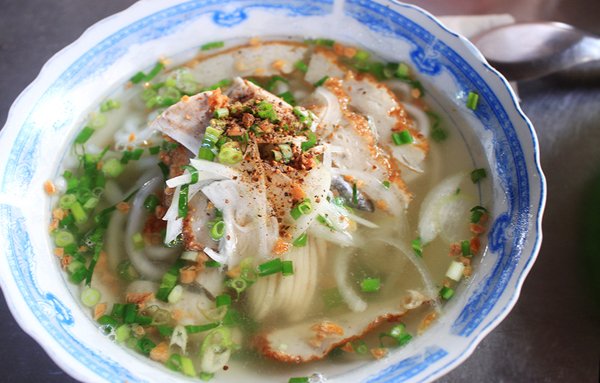 Bánh canh cá thu tại quán Phụng - Dinh Cậu