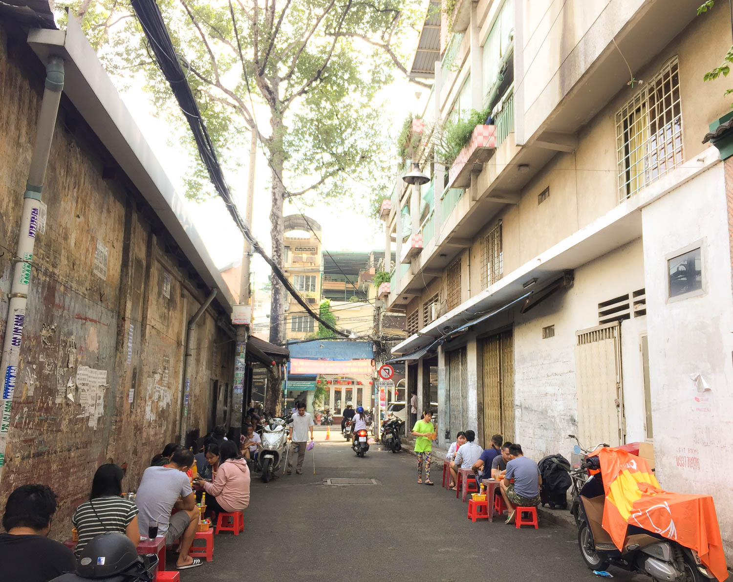 Khách ngồi đông nghẹt hai bên hẻm