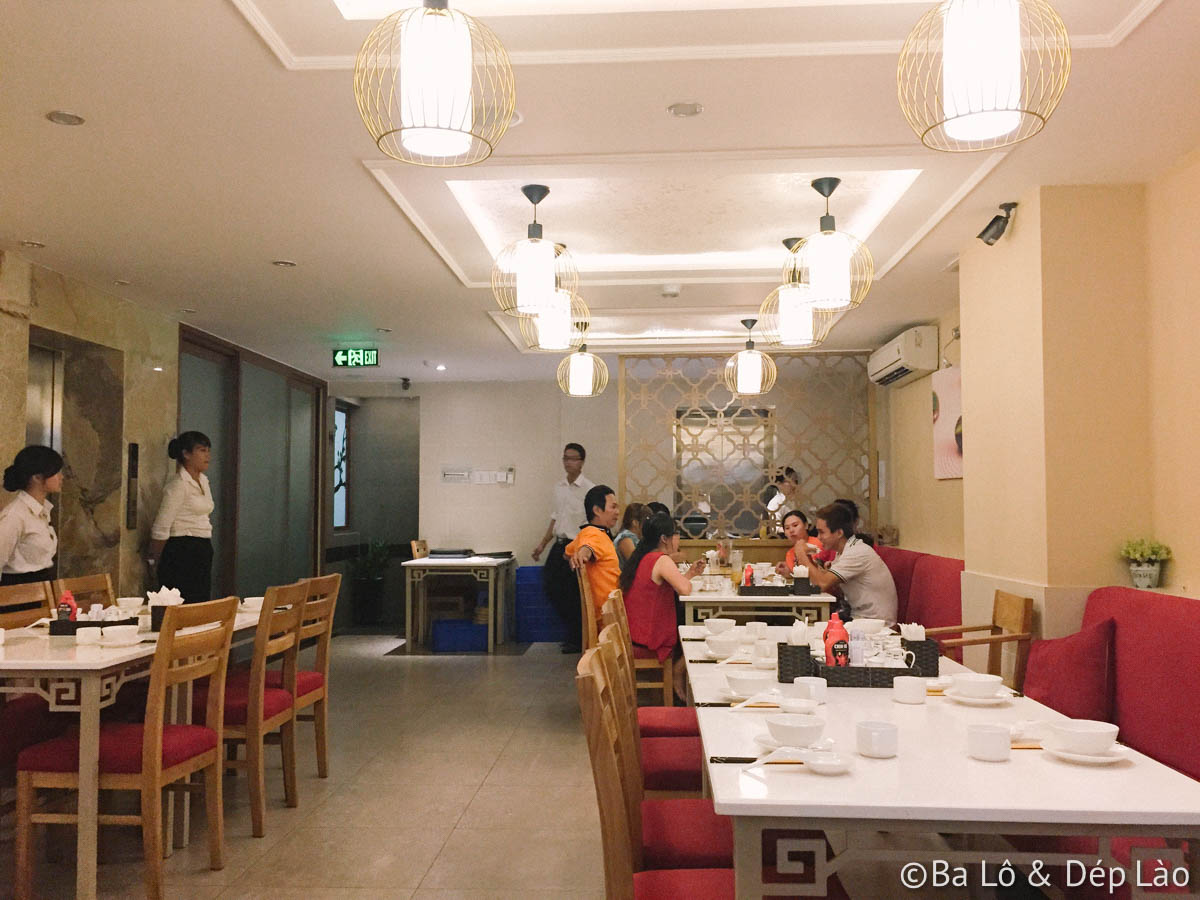 Bên trong nhà hàng ấm cúng, không gian nhỏ xinh.