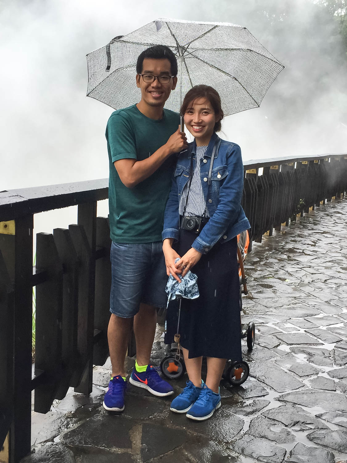 Đằng sau lưng tụi mình là Thermal Valley trắng xoá hơi nước thế đấy