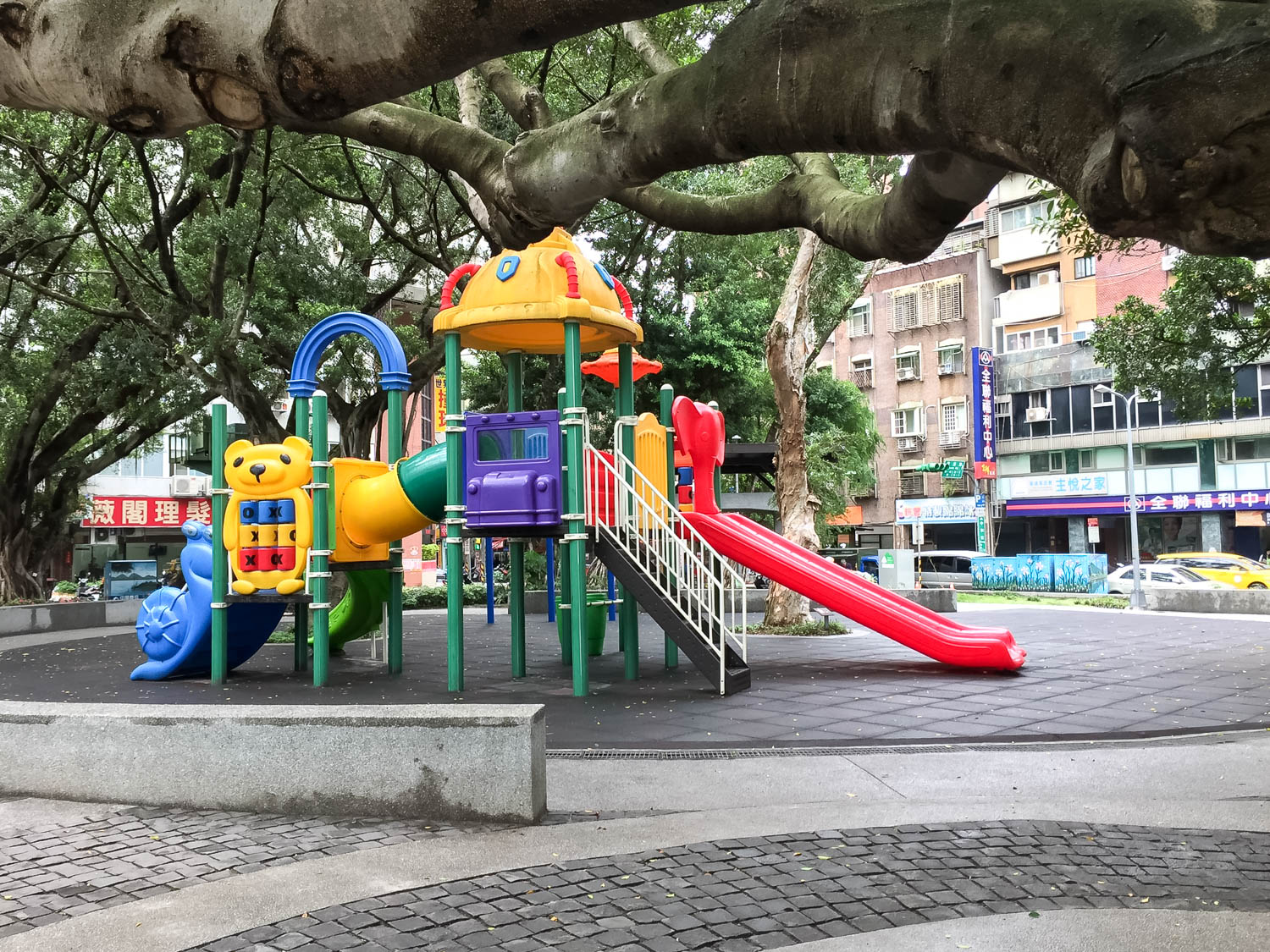 Kế bên là công viên và hu vui chơi trẻ em