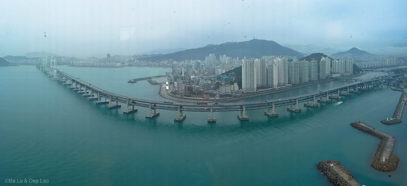 Cầu treo Gwangan lộng lẫy bắc qua biển giữa Namcheon-dong, Suyeong-gu và U-dong, Haewundae-gu của thành phố Busan