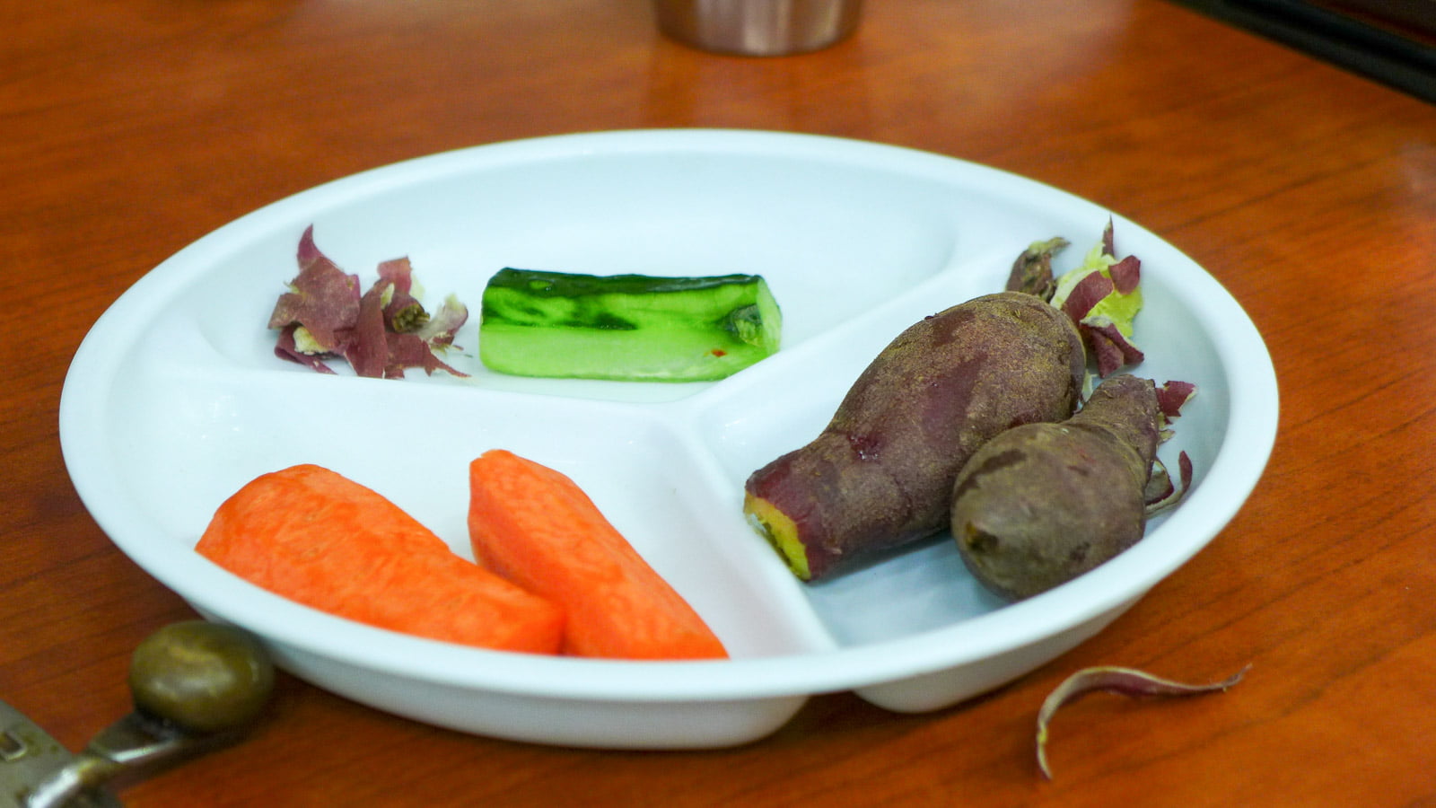 Món khai vị được đua lên dầu tiên: khoai lang, dưa leo và cà rốt