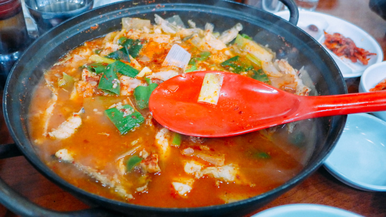 Các miếng xương cá được nấu thành canh kim chi