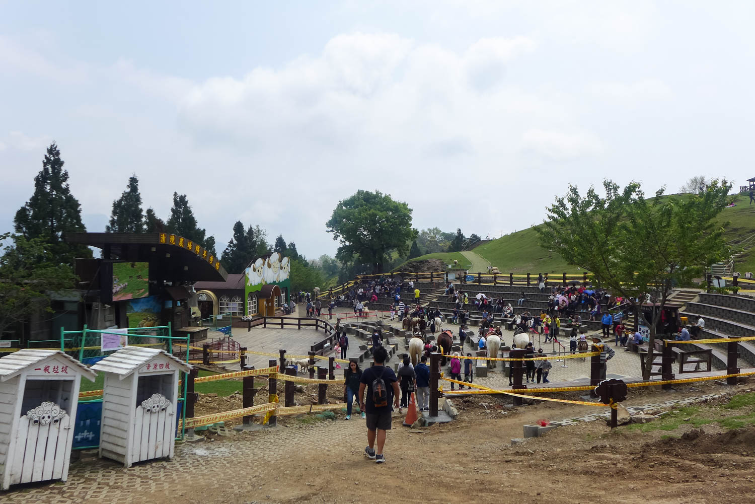 Mọi người bắt đầu tụ tập lại khán đài coi sheep show