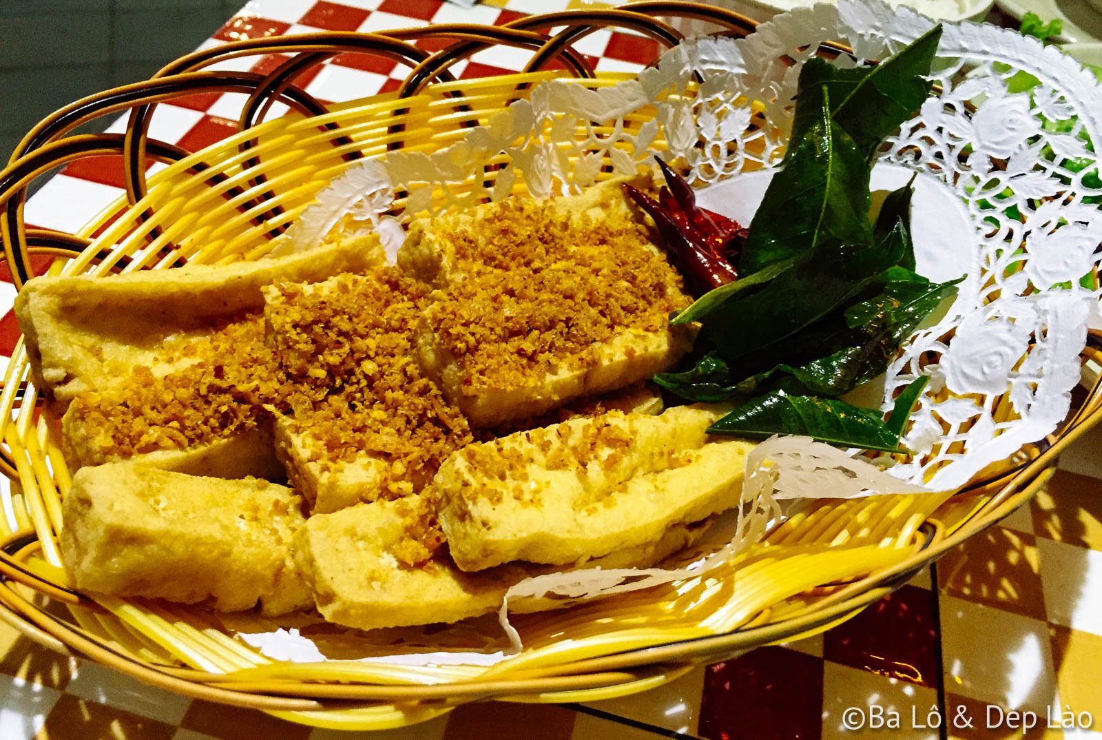 Tàu hủ chiên phong sa thì thơm thơm cay cay lạ lạ với lá chanh chiên giòn ngộ nghĩnh