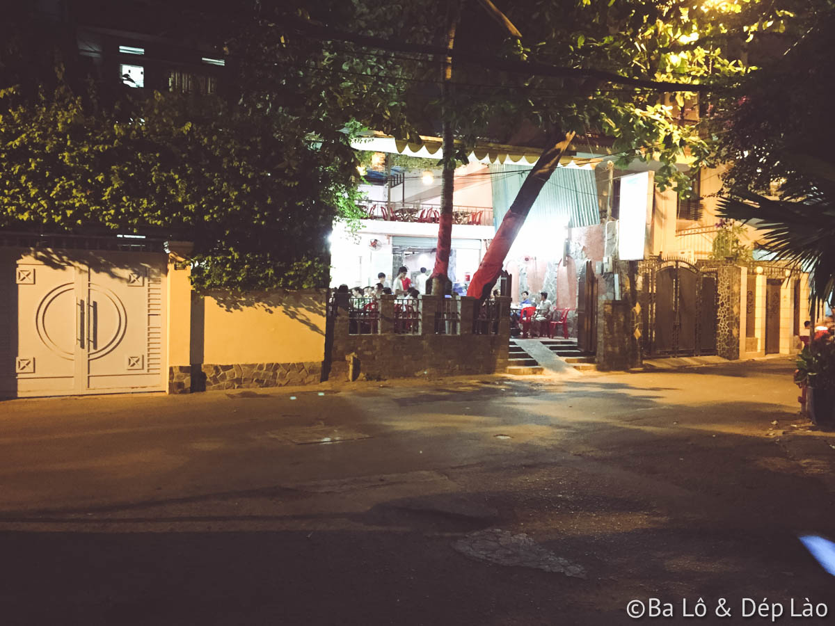 Bên ngoài quán Cua Hoa