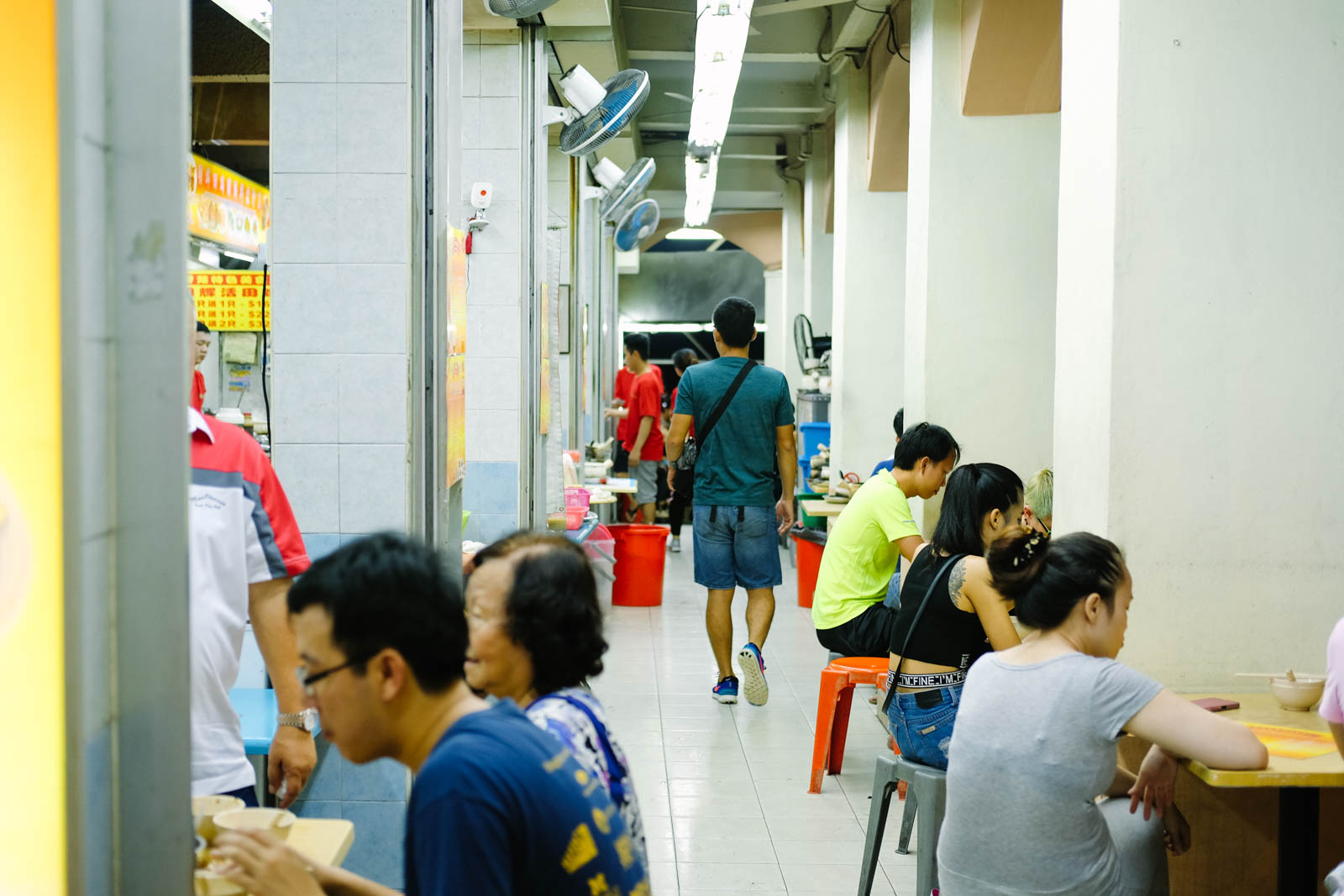 Quán lúc nào cũng tấp nập người ngồi ăn