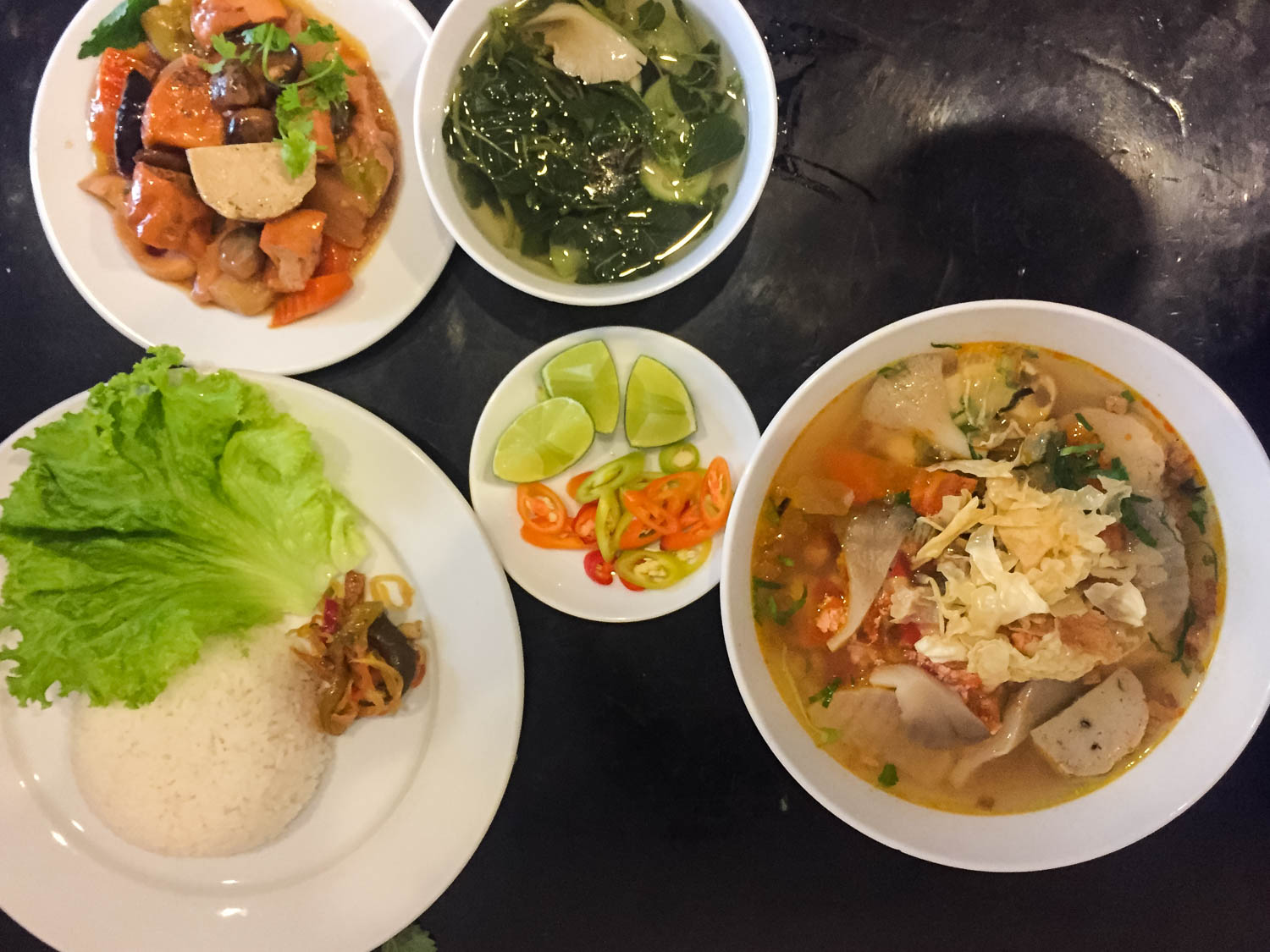 Phần cơm chay và bún Thái của mình nè