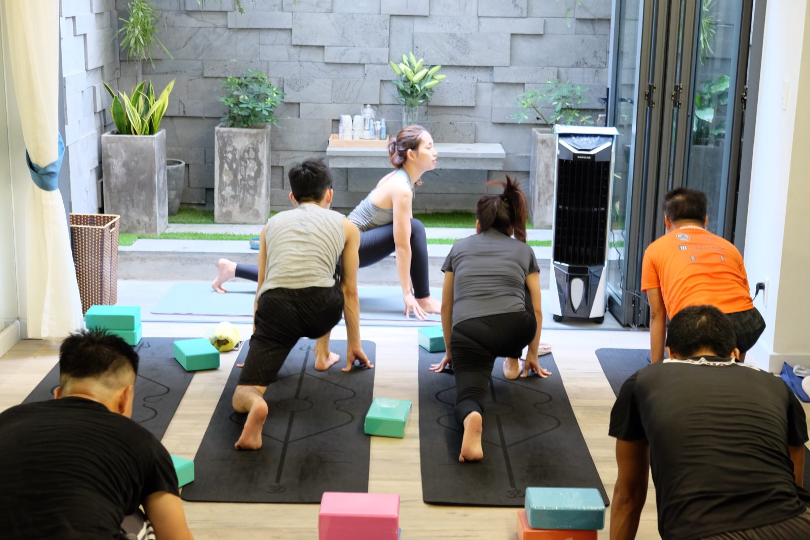 Mình đang hướng dẫn yoga cho các bạn học viên tại Purna Yoga Studio.