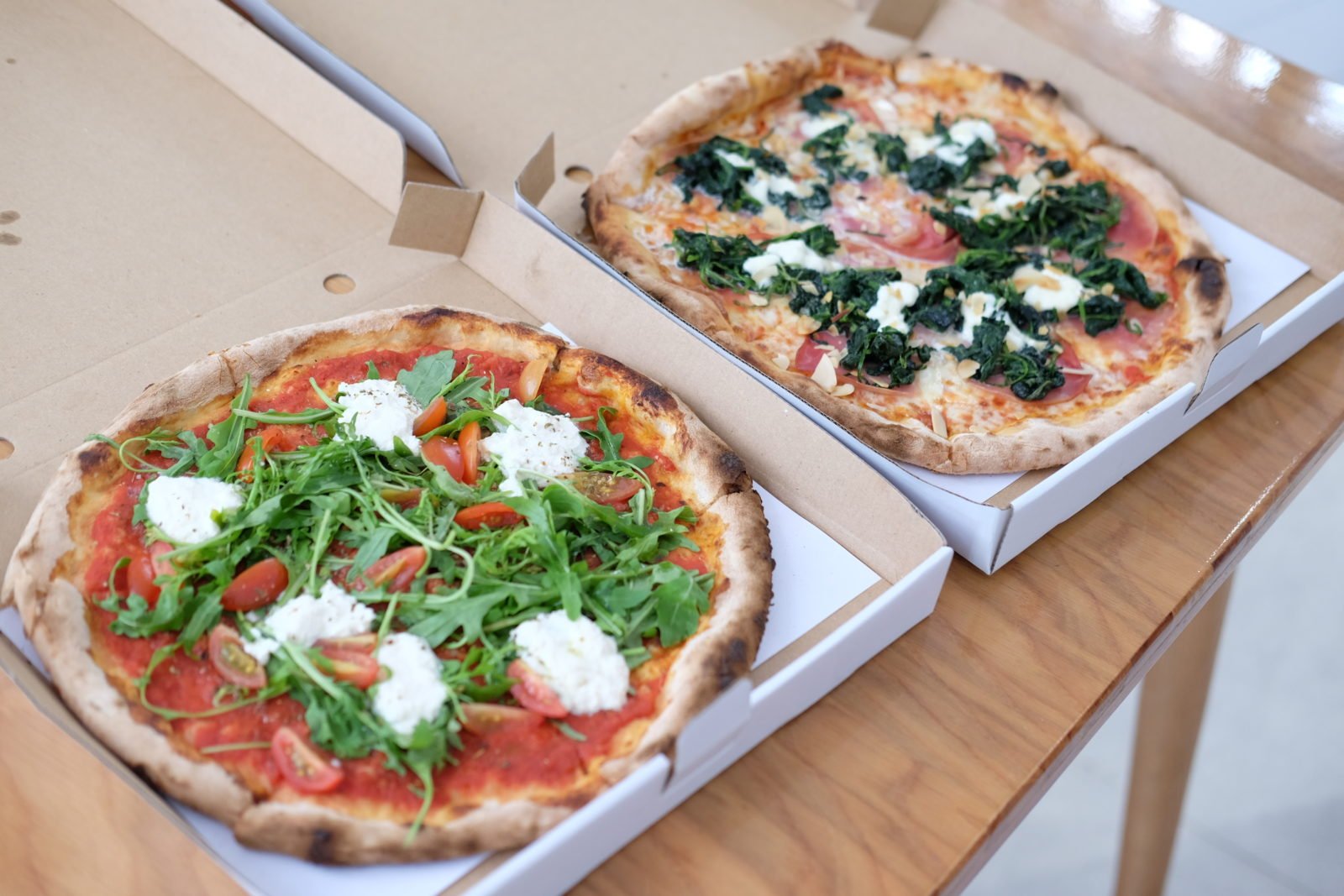 pizza mimosa (phải) và vegan pizza (trái)