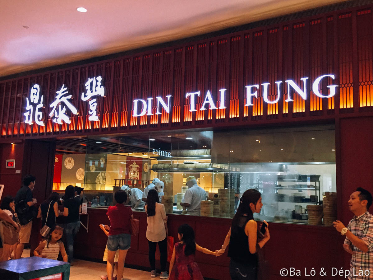 Nhà hàng Din Tai Fung nổi bật với tông đỏ đậm phong cách Trung Hoa