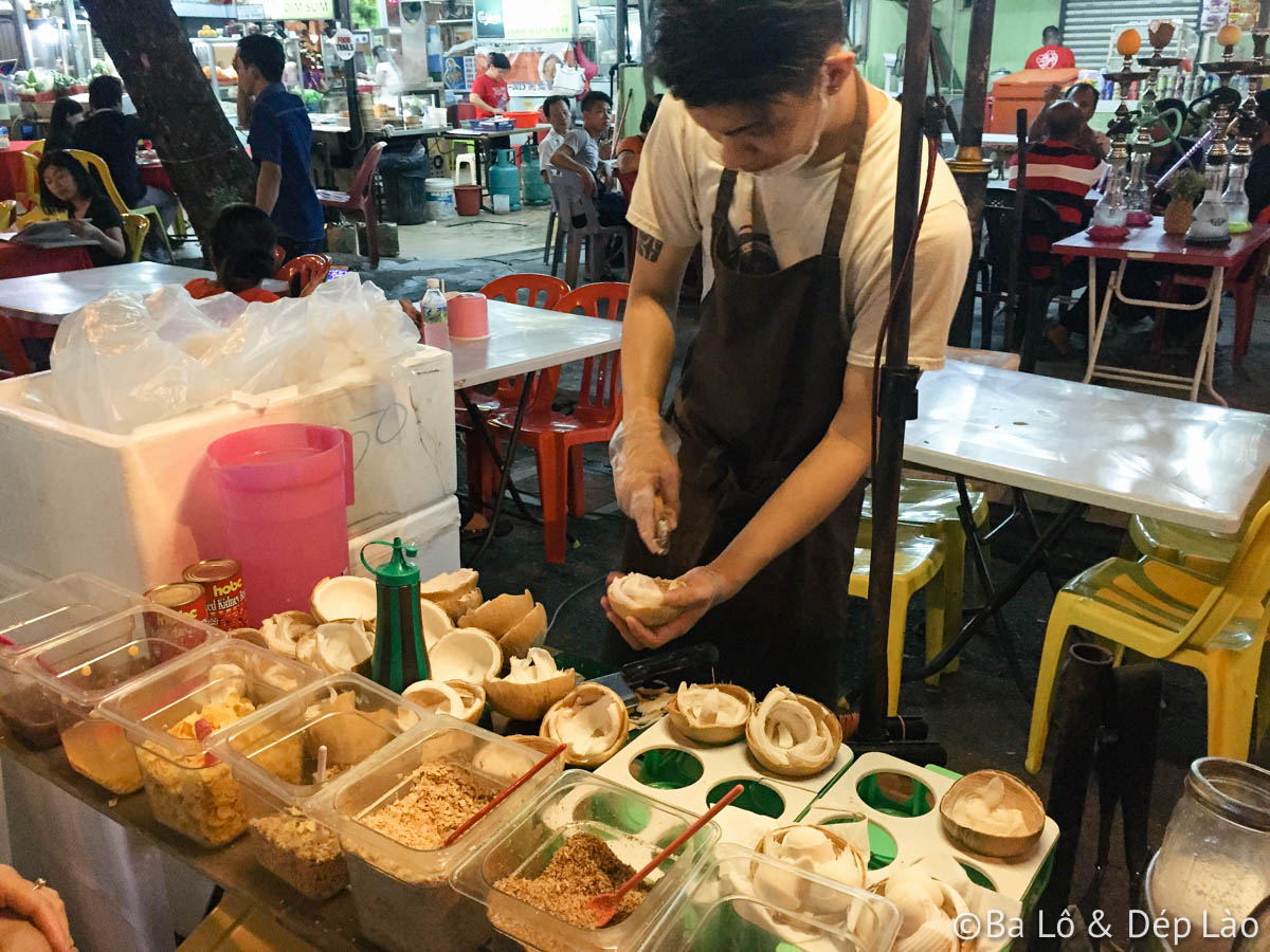 Xe kem dừa nhỏ xíu mà đầy sức hút giữa lòng phố Jalan Alor