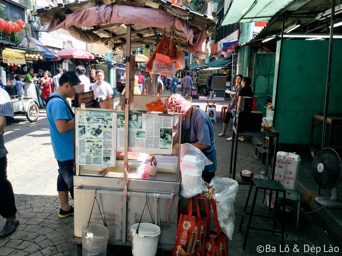 Xe bánh dẻo nho nhỏ ngay góc phố Hoa Petaling Street