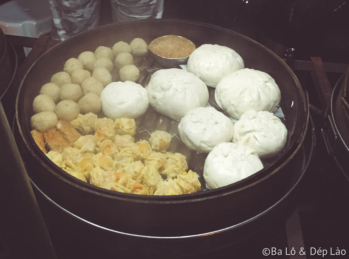 Bánh bao nhân gà, thập cẩm, xá xíu rất ngon và vô số dimsum hấp không dầu mỡ... bày bán tại các con đường ẩm thực Penang