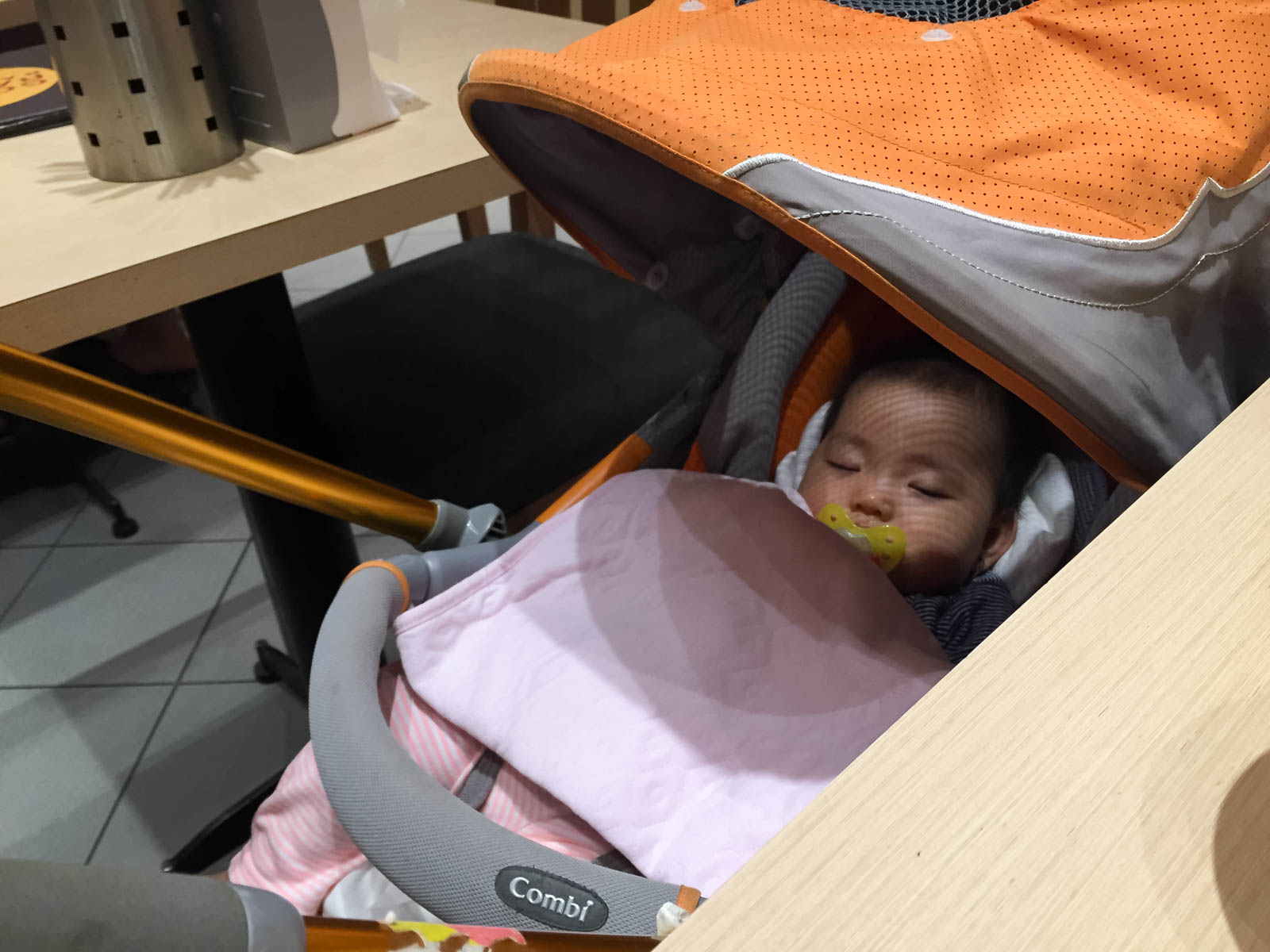 Cảnh tượng quen thuộc khi đi chơi Aeon với ba mẹ :))
