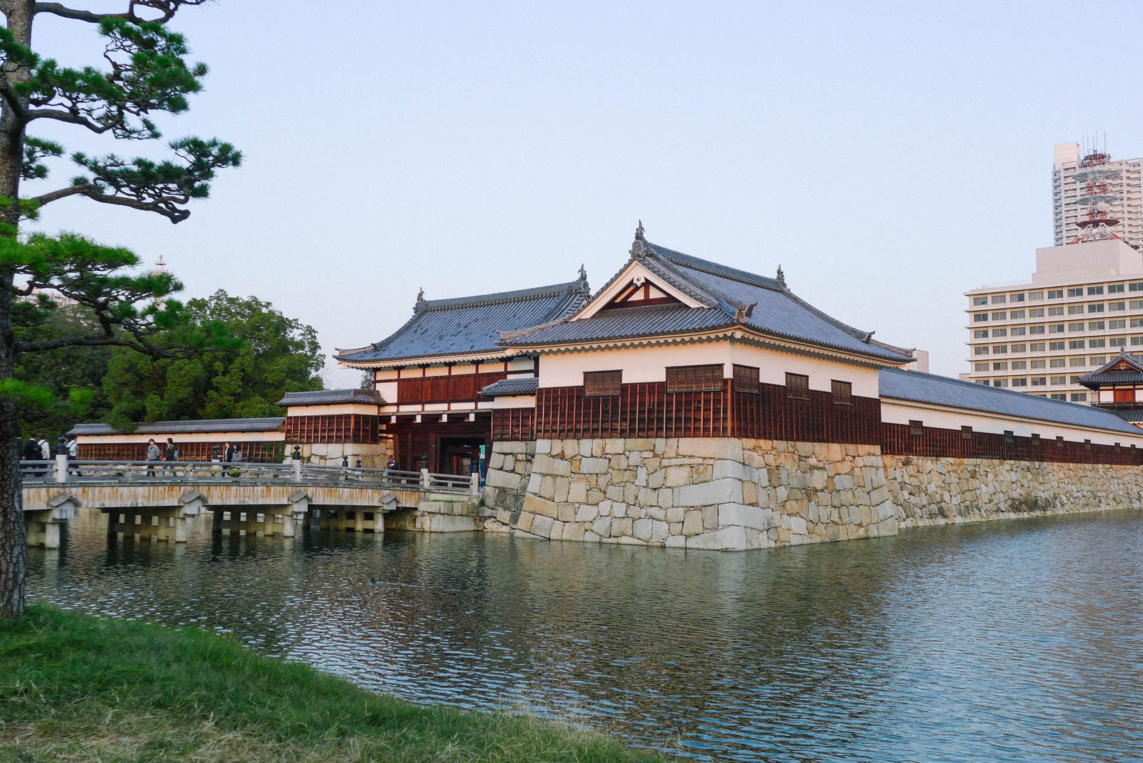 Lâu đài Hiroshima nằm ngay trung tâm thành phố. Các bạn có thể xem hướng dẫn của bản đồ để đến được lâu đài Hiroshima nhé.
