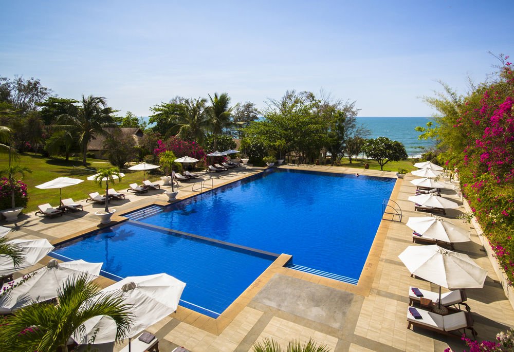 Hồ bơi rất đẹp trong Victoria Phan Thiet Resort. Ảnh: Hotels.com