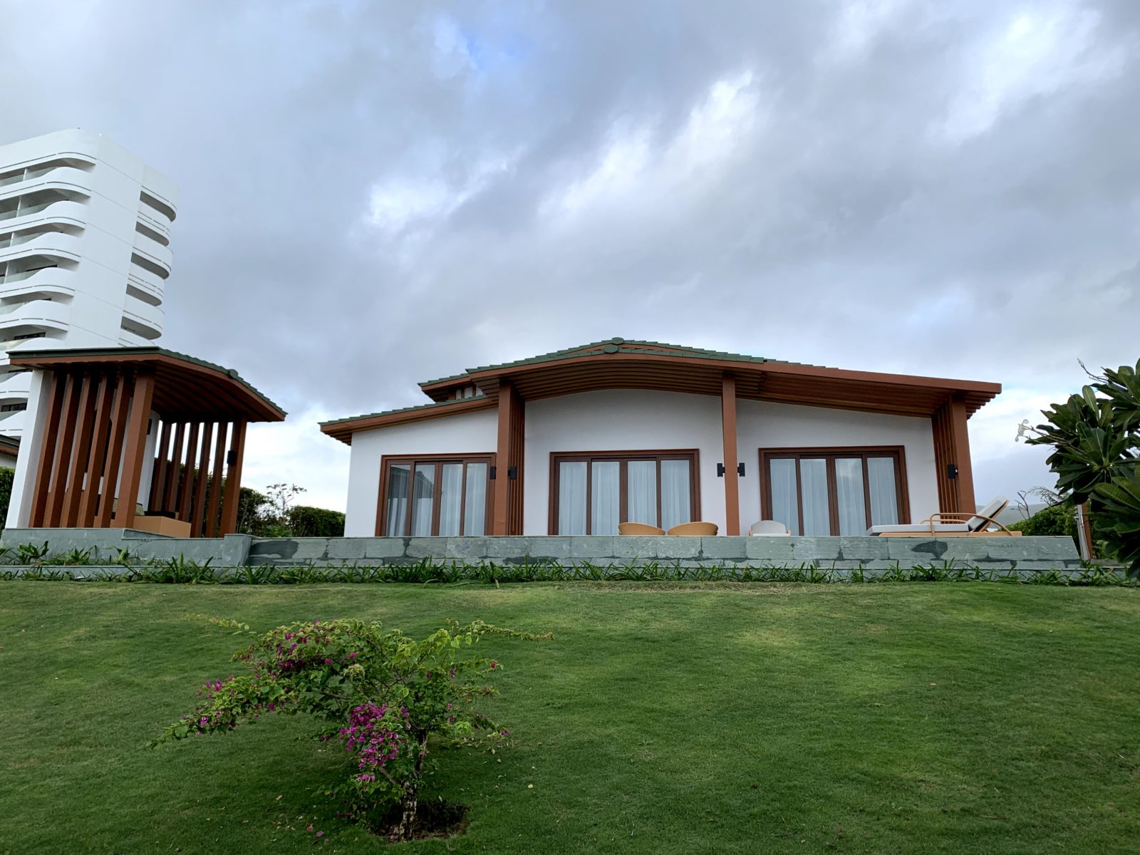 Villa hướng biển tại Movenpick của gia đình mình