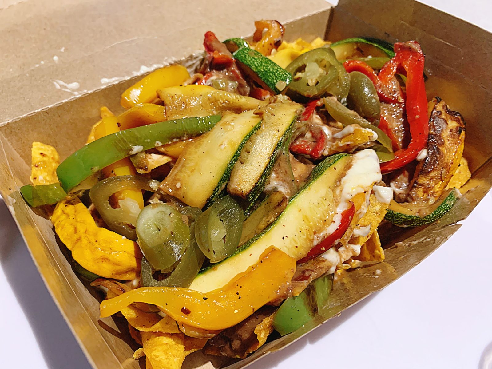 GRILLED VEGETABLE NACHOS mình mua đem về nhà có vẻ nhỏ hơn một tí.