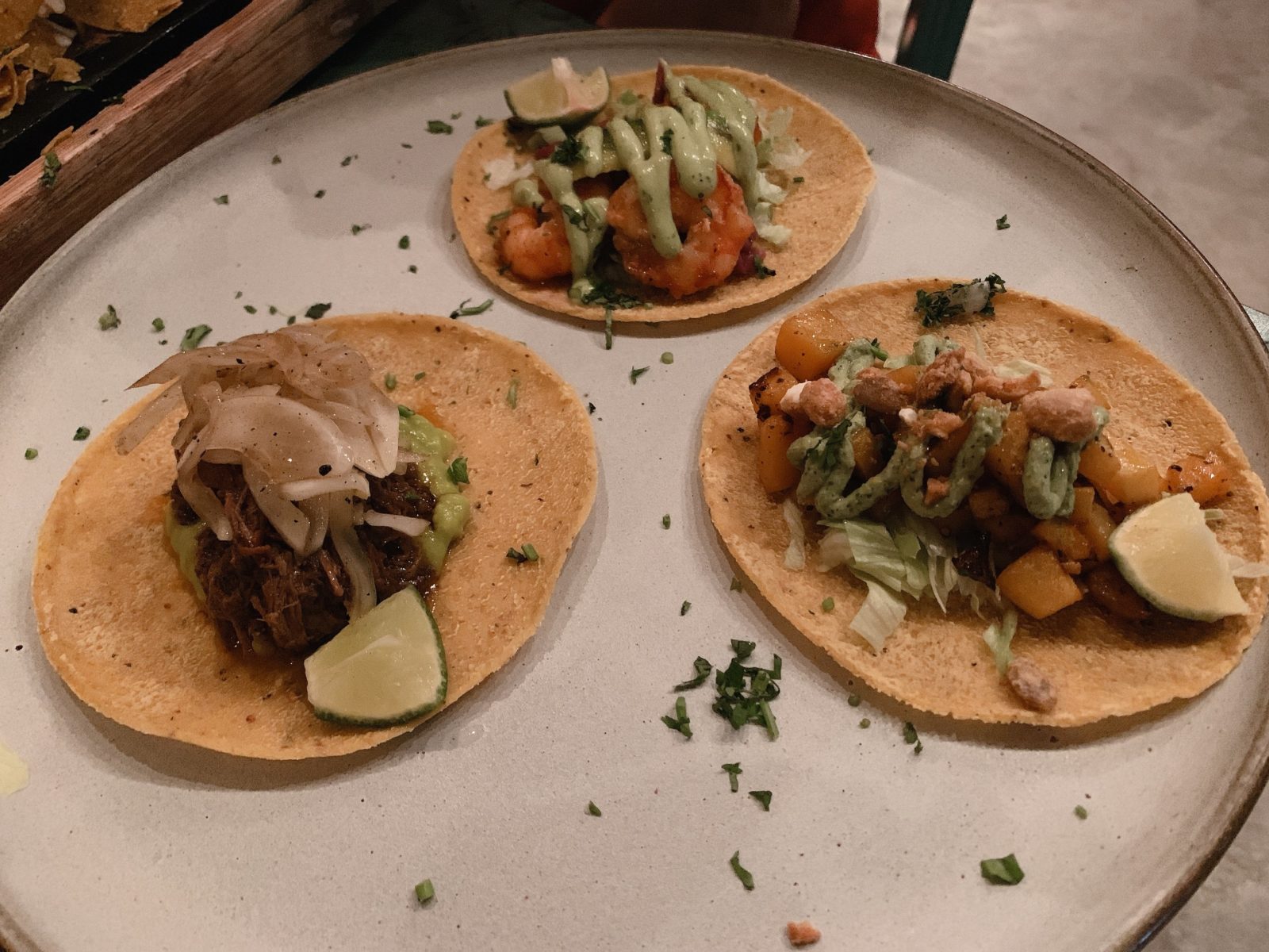Một phần tacos tại DF bao gồm ba miếng thế này