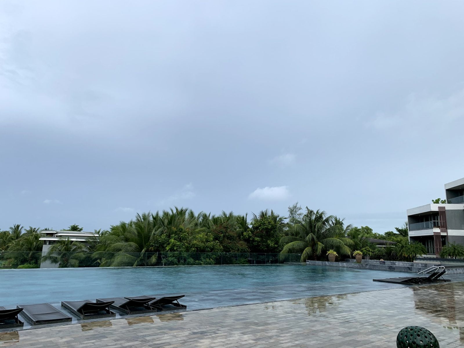 Hồ bơi gần nhà hàng