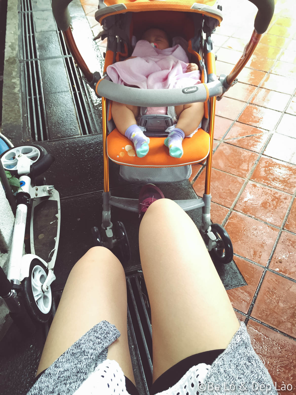 Silk cùng mẹ đội mưa đi ăn cua ;)