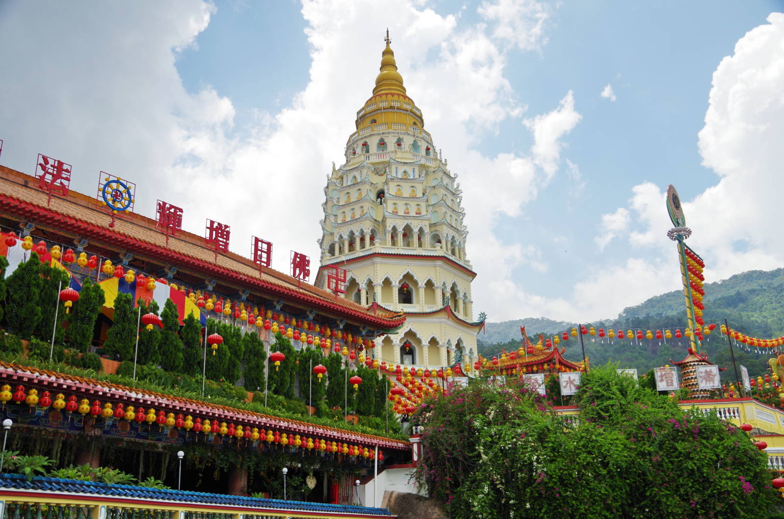Kek Lok Si, ngôi chùa được pha trộn bởi nền văn hóa Trung Quốc, Thái Lan và Burma