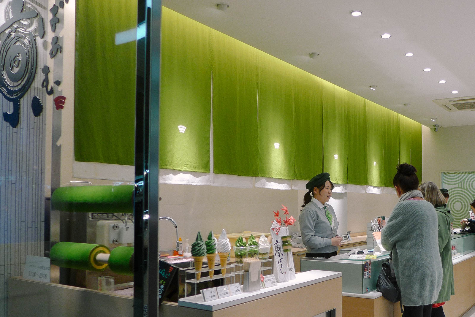 Tiệm bánh thôi mà đã đẹp thế này rồi