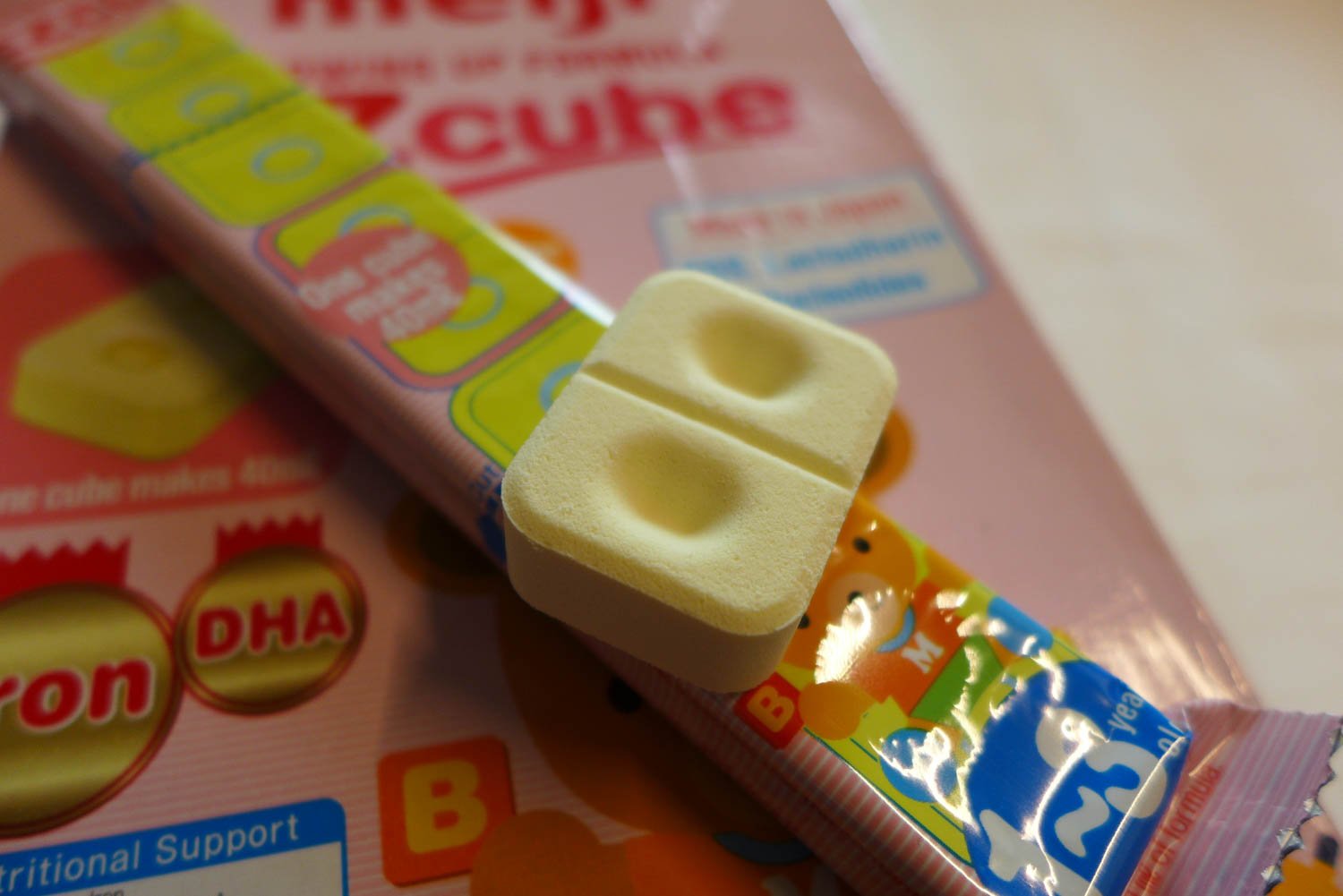 Sữa Meiji dạng thanh cực kì tiện lợi cho những chuyến du lịch cùng bé